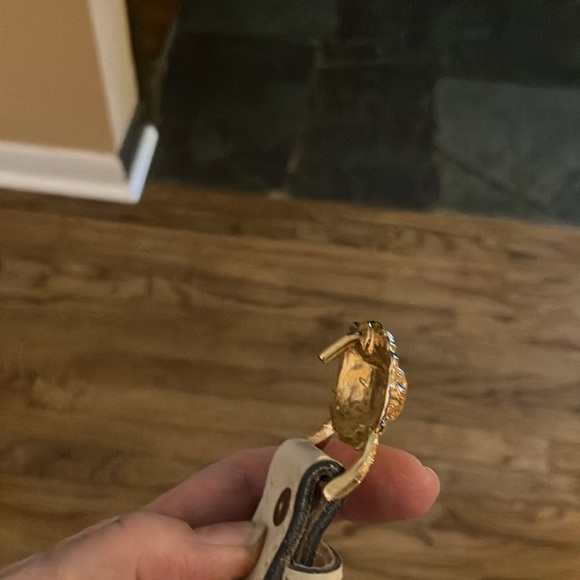 Women’s Anne Klein 3X Cream Leather Belt With Gold-tone Lion’s Head Logo Buckle - Picture 6 of 6